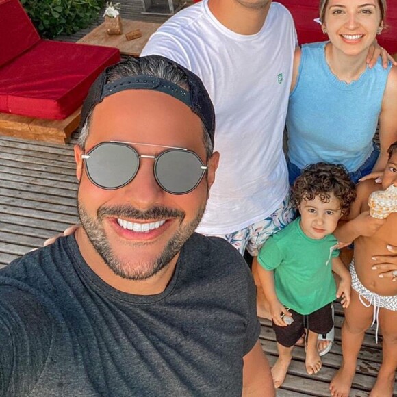 Simone exibe barriga em biquíni