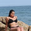 Maraisa, de biquíni, mostrou o abdômem trincado em dia na praia