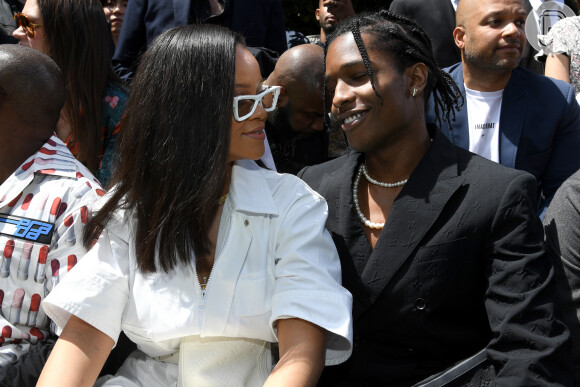 Rihanna e A$AP Rocky foram juntos em desfile de moda promovido pela grife Louis Vuitton, em Paris, no ano de 2018