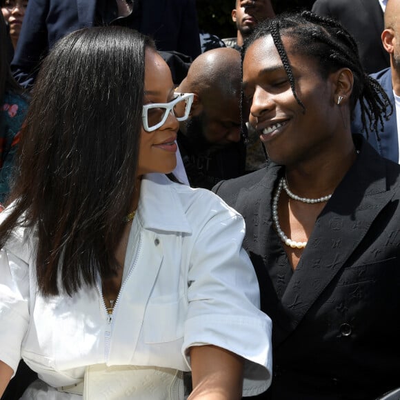 Rihanna e A$AP Rocky foram juntos em desfile de moda promovido pela grife Louis Vuitton, em Paris, no ano de 2018