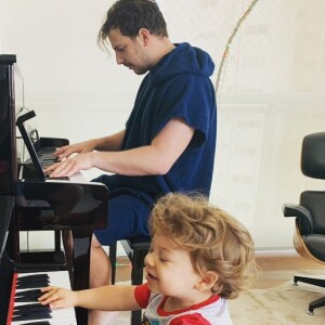 Filho de Sabrina Petraglia encantou a mãe ao dar 'conserto' no piano ao lado do pai