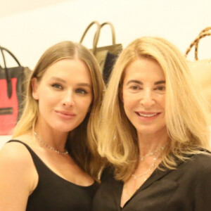 Fiorella Mattheis recebe a mãe, Sandra Mattheis, ao inaugurar a loja de moda circular A Gringa no Rio de Janeiro
