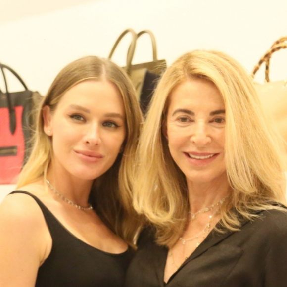 Fiorella Mattheis recebe a mãe, Sandra Mattheis, ao inaugurar a loja de moda circular A Gringa no Rio de Janeiro