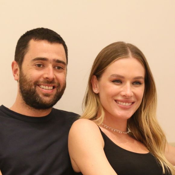 Fiorella Mattheis inaugura loja de moda circular em shopping ao lado do namorado, Roberto Marinho Neto