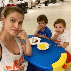 Andressa Suita fez treino funcional com vários brinquedos dos dois filhos como peso e apoio