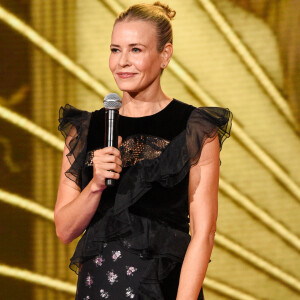 Chelsea Handler aposa em vestido com babado, transparência e estampa floral no MTV Movie & TV Awards!