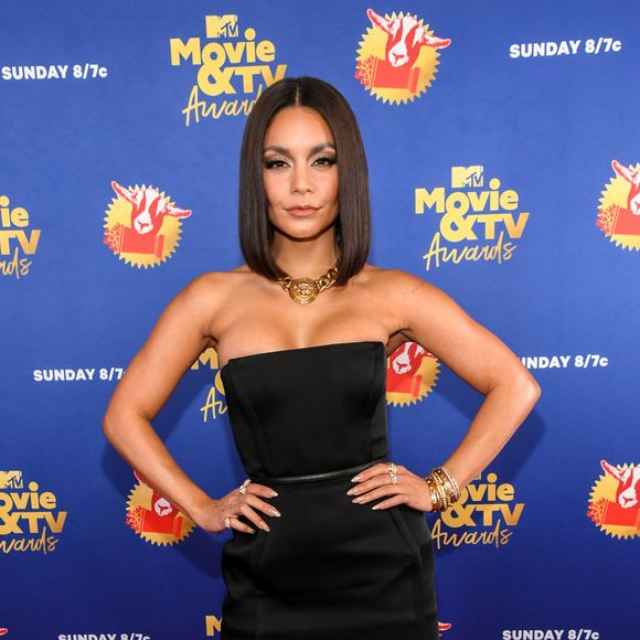 Vanessa Hudgens investe em top sem alça com saia da Versace no MTV Movie & TV Awards!