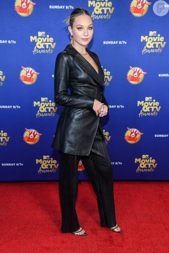 Maddie Ziegler usa terninho com blazer oversized da marca Abodi no MTV Movie & TV Awards!