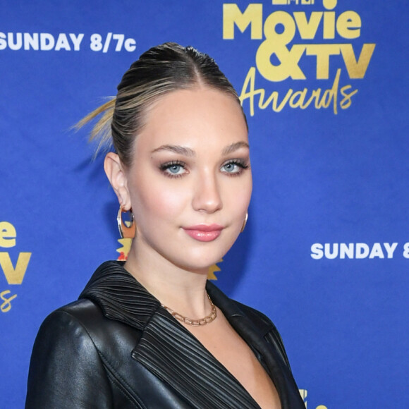 Maddie Ziegler usa terninho com blazer oversized da marca Abodi no MTV Movie & TV Awards!