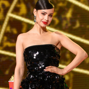 Sofia Carson usa vestido sem alça com transparência na saia da grife Valentino no MTV Movie & TV Awards!
