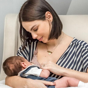 Stefany Brito aponta evolução ao amamentar o filho de 1 mês: 'Lágrimas cessaram'