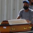 Corpo de Eduardo Galvão é levado para a cremação em cemitério do Rio de Janeiro