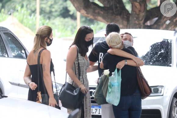 Família de Eduardo Galvão se consola ao chegar para a cremação do ator vítima de Covid-19