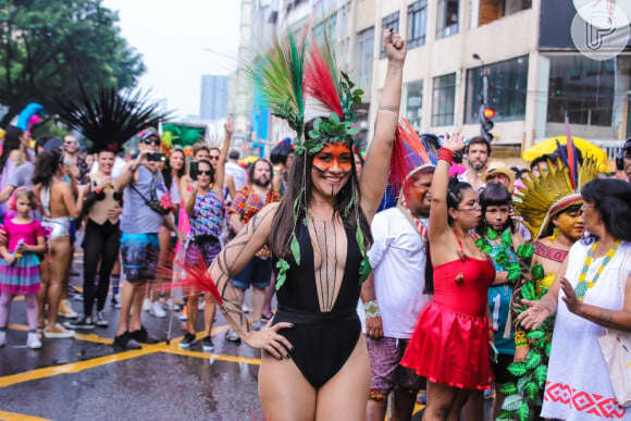 Alessandra Negrini causou polêmica ao surgir fantasiada de índia em bloco de Carnaval. atriz foi acusada por apropriação cultural na internet
