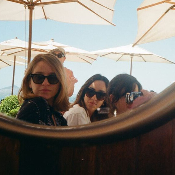 Bruna Marquezine exibe foto com amigas