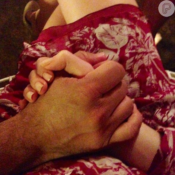 Marina Ruy Barbosa usou perfil do Instagram para compartilhar foto de mãos dadas com o namorado, Caio Nabuco