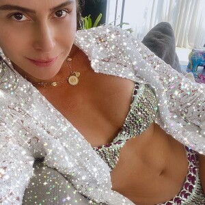 Giovanna Antonelli realça beleza do corpo em foto de biquíni