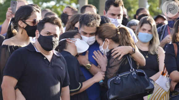 Zezé Di Camargo foi consolado pelas filhas no velório do pai, Francisco