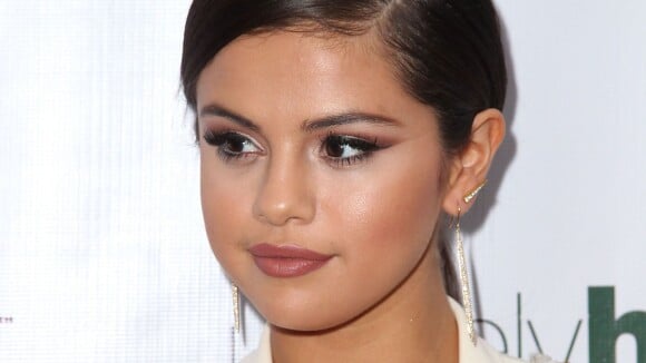 Selena Gomez usa decotão para apresentar premiação em Los Angeles