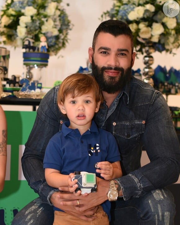 Gusttavo Lima curtiu dia de piscina com os filhos