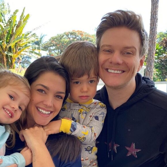 Família de Michel Teló foi homenageada por cantor durante apresentação no 'The Voice Brasil'