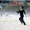 Romulo Neto surfa em praia do Rio enquanto a namorada, Cleo Pires, observa da areia, neste domingo, 9 de novembro de 2014