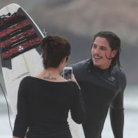 Romulo Neto manda beijo para a namorada, Cleo Pires, enquanto surfa