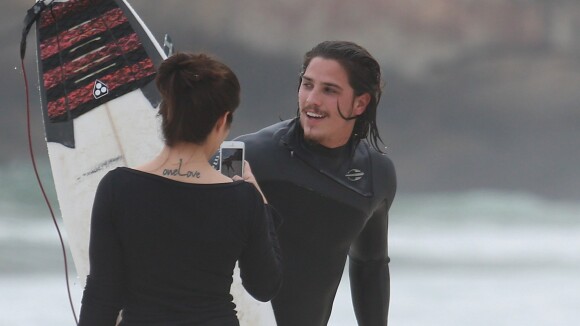 Romulo Neto manda beijo para a namorada, Cleo Pires, enquanto surfa