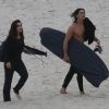 Romulo Neto surfa em praia do Rio enquanto a namorada, Cleo Pires, observa da areia, neste domingo, 9 de novembro de 2014