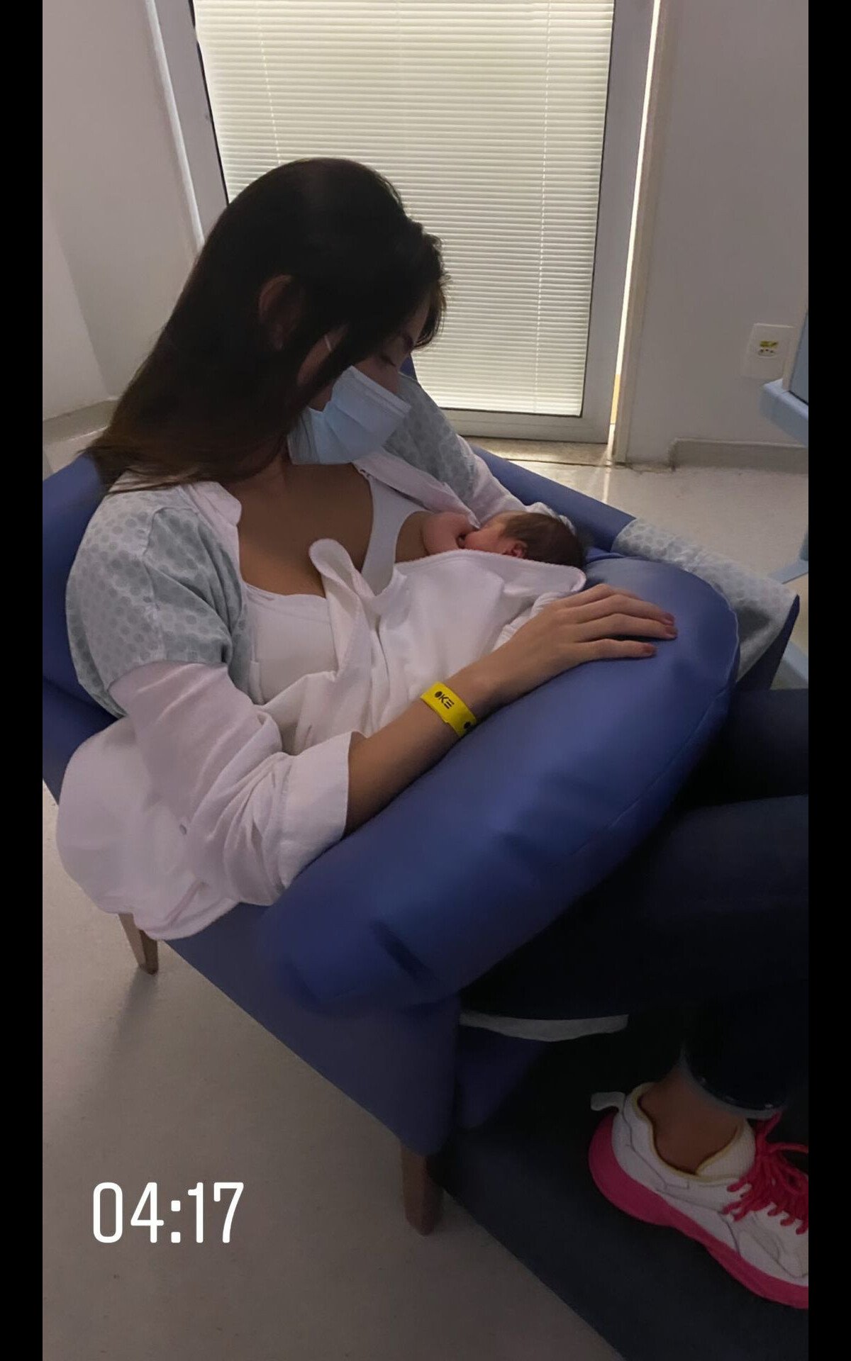 Foto: Filha de Alok mama com a ajuda da mãe, Romana Novais - Purepeople