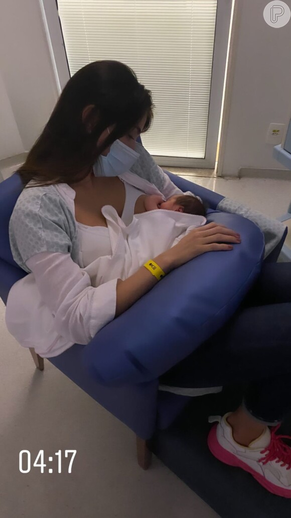 Filha de Alok mama com a ajuda da mãe, Romana Novais