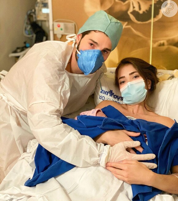 Alok e Romana Novais tiveram rápido encontro com a filha após parto