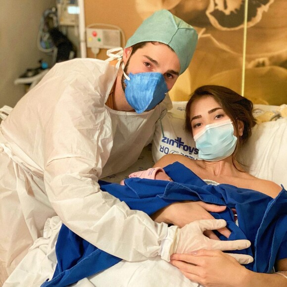 Alok e Romana Novais tiveram rápido encontro com a filha após parto