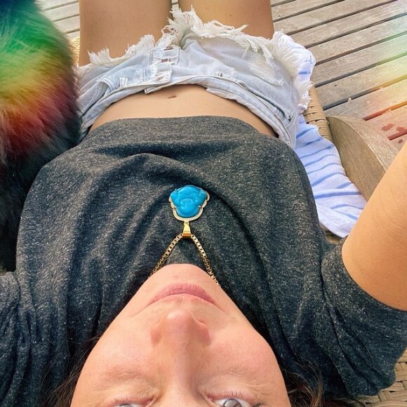 Giovanna Antonelli deixa barriga à mostra em cropped