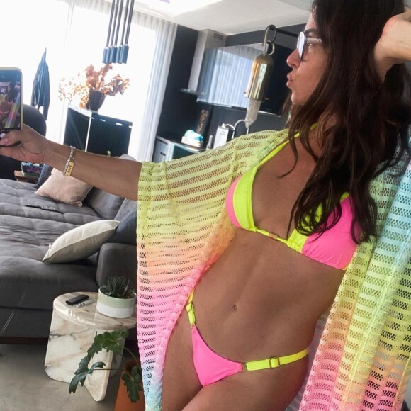 Giovanna Antonelli exibe corpo em biquíni neon na web
