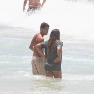 Giulia Costa é flagrada em clima de romance com suposto novo affair em praia do Rio de Janeiro