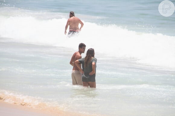 Giulia Costa é flagrada em clima de romance com suposto novo affair em praia do Rio de Janeiro