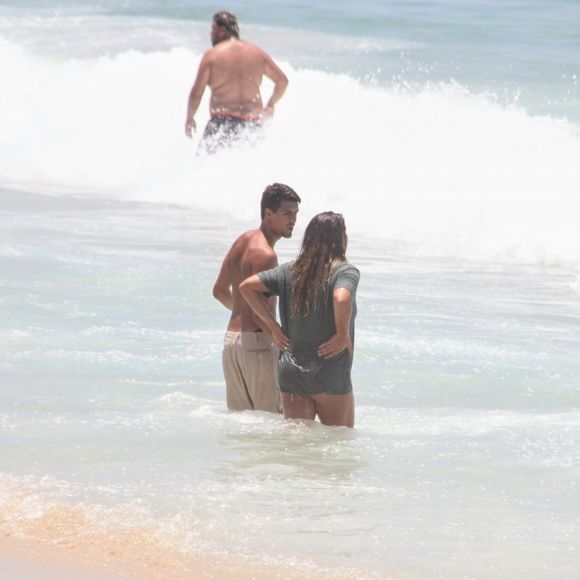 Giulia Costa é flagrada em clima de romance com suposto novo affair em praia do Rio de Janeiro