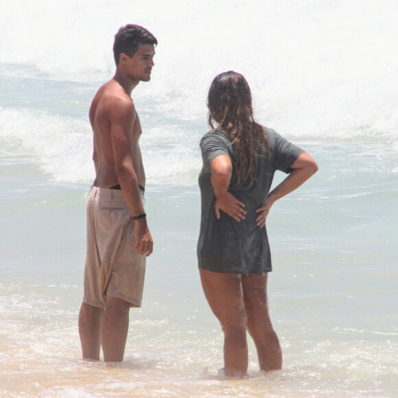 Giulia Costa é flagrada em clima de romance com suposto novo affair em praia do Rio de Janeiro, neste domingo, 20 de dezembro de 2020