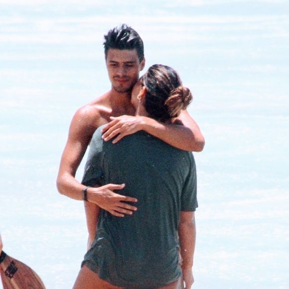 Giulia Costa ganha abraço de novo affair em praia do Rio