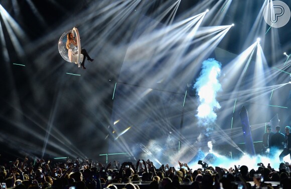 Ariana Grande sobrevoa a plateia do EMA 2014