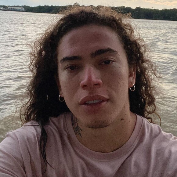 Whindersson Nunes dá beijo em namorada em foto