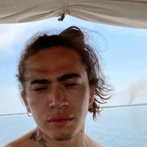 Whindersson Nunes beija namorada em nova foto