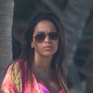 Anitta aposta em biquíni pink e óculos de sol grifado ao ir à praia no México