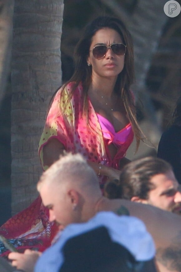Anitta aposta em biquíni pink e óculos de sol grifado ao ir à praia no México