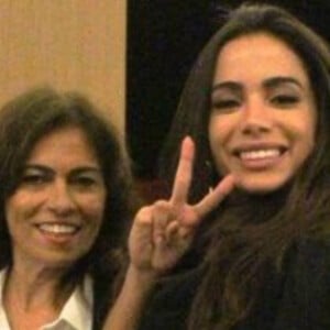 Anitta e a mãe moravam juntas em mansão no Rio de Janeiro; cantora presentou Miriam Macedo com apartamento em frente a praia da Barra da Tijuca