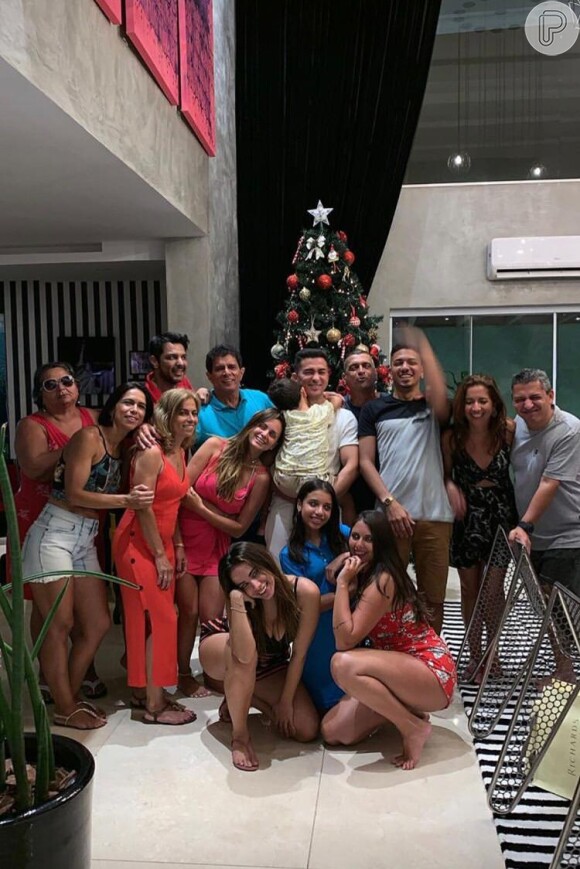Anitta exibe foto do Natal de 2019 em família