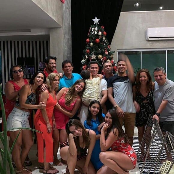 Anitta exibe foto do Natal de 2019 em família