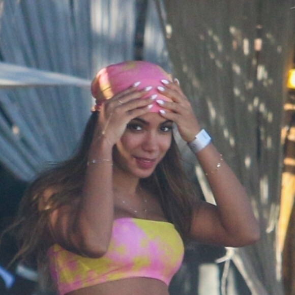 Anitta exibe corpo sequinho de biquíni tie dye asa-delta