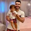 Filho de Marília Mendonça combina pijama de Natal com o pai, Murilo Huff